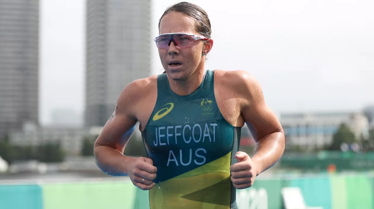 Emma Jeffcoat competes during the women's individual Triathlon at Tokyo 2020.