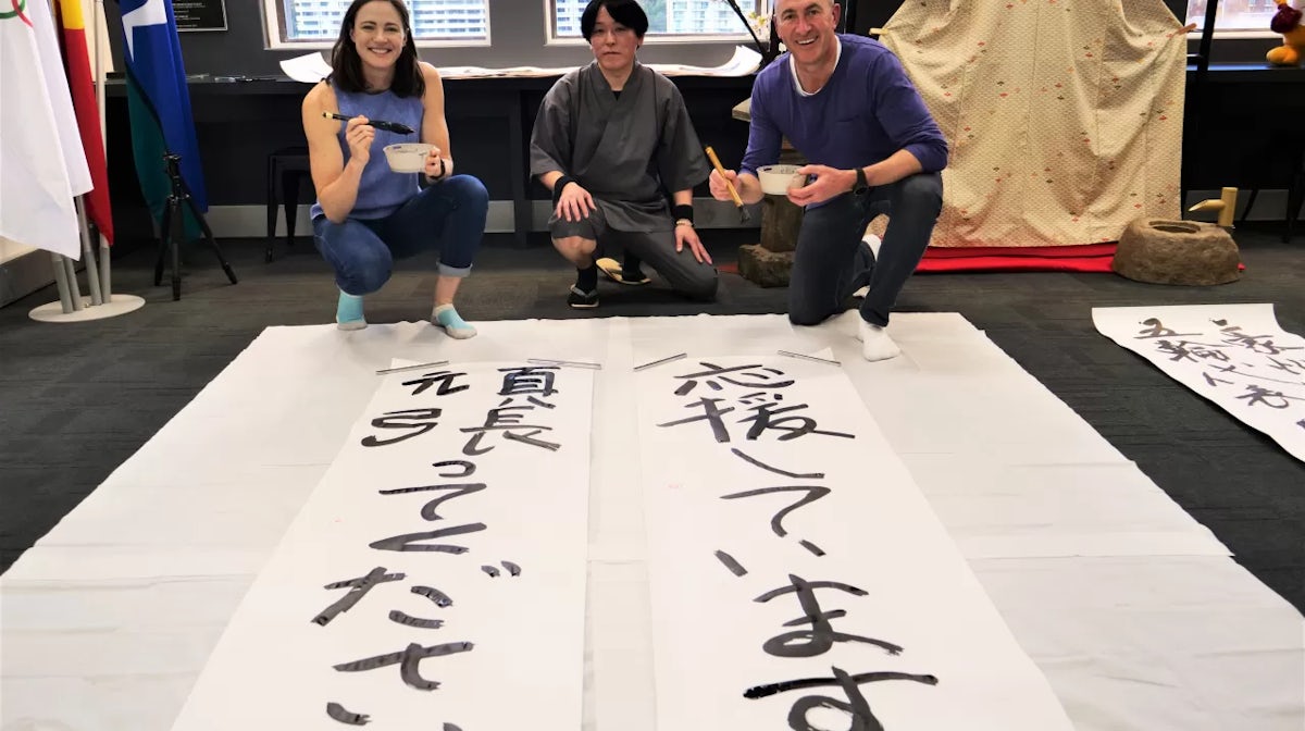 Cate Campbell and Mark Beretta try Japanese Calligraphy