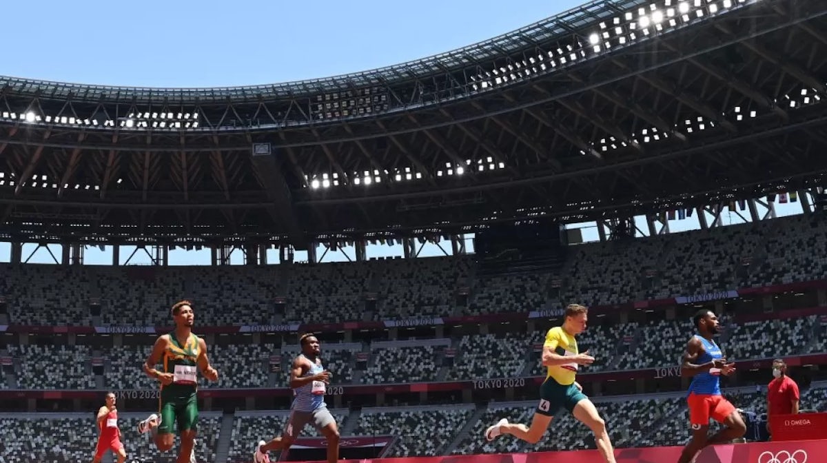 Steve Solmon chasing hard in 400m heat at Tokyo 2020