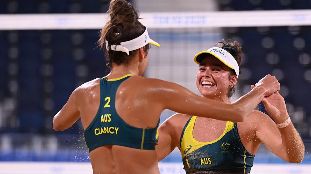  Taliqua Clancy (L) and partner Mariafe Artacho del Solar celebrate winning their women's beach volleyball quarter-final match between Canada and Australia during the Tokyo 2020 Olympic Game